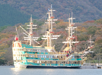 芦ノ湖と海賊船