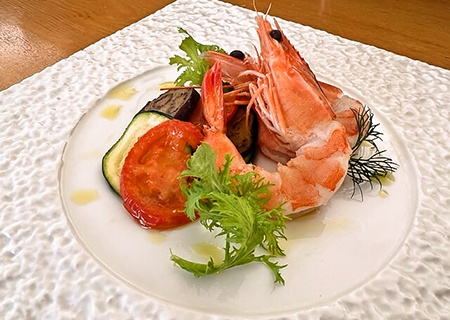アメーラトマトと魚介のサラダ仕立て ジェノバソースとトマトのクーリーソース